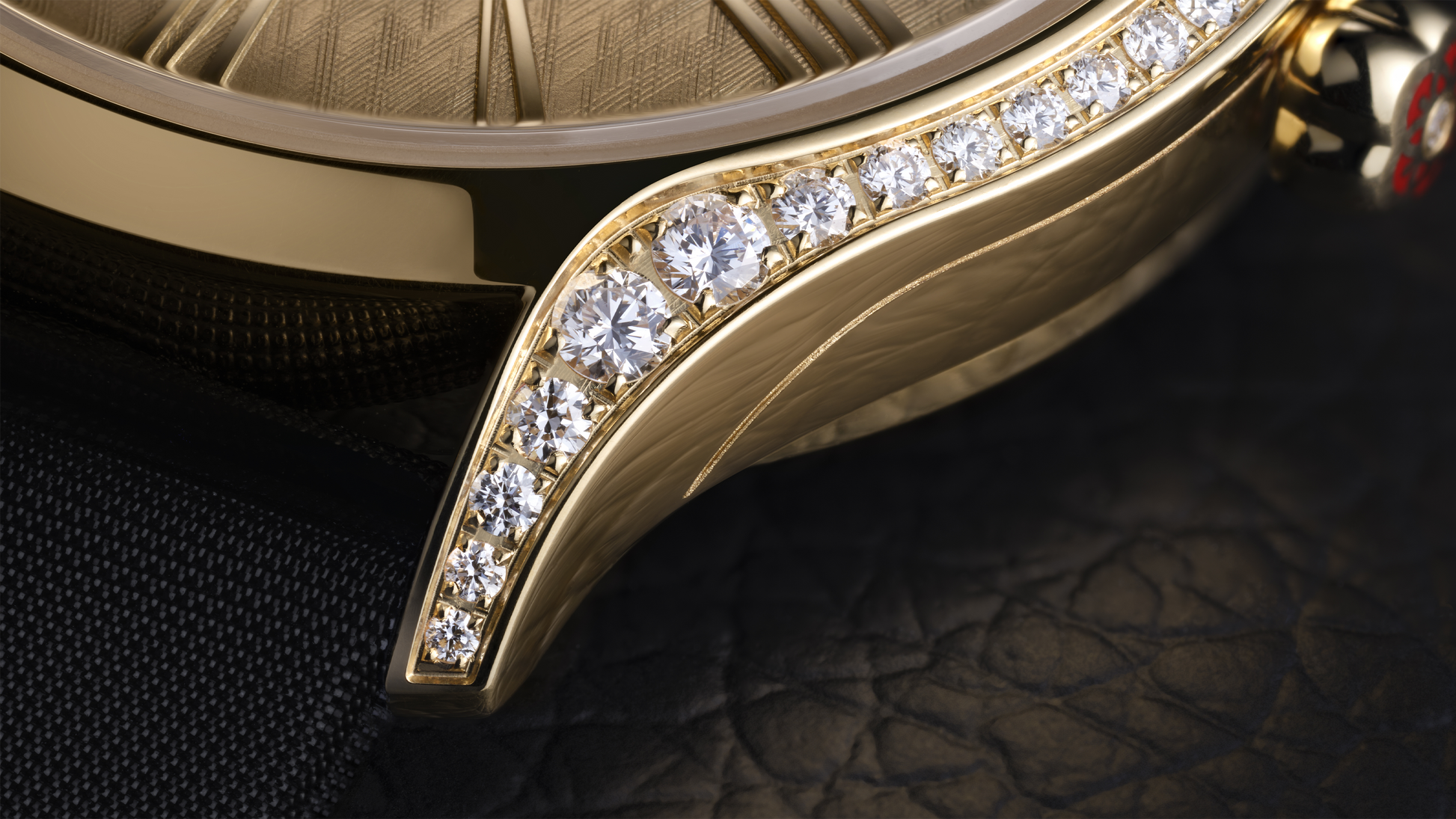 De Ville Mini Trésor 26 mm, Moonshine™ gold on fabric strap