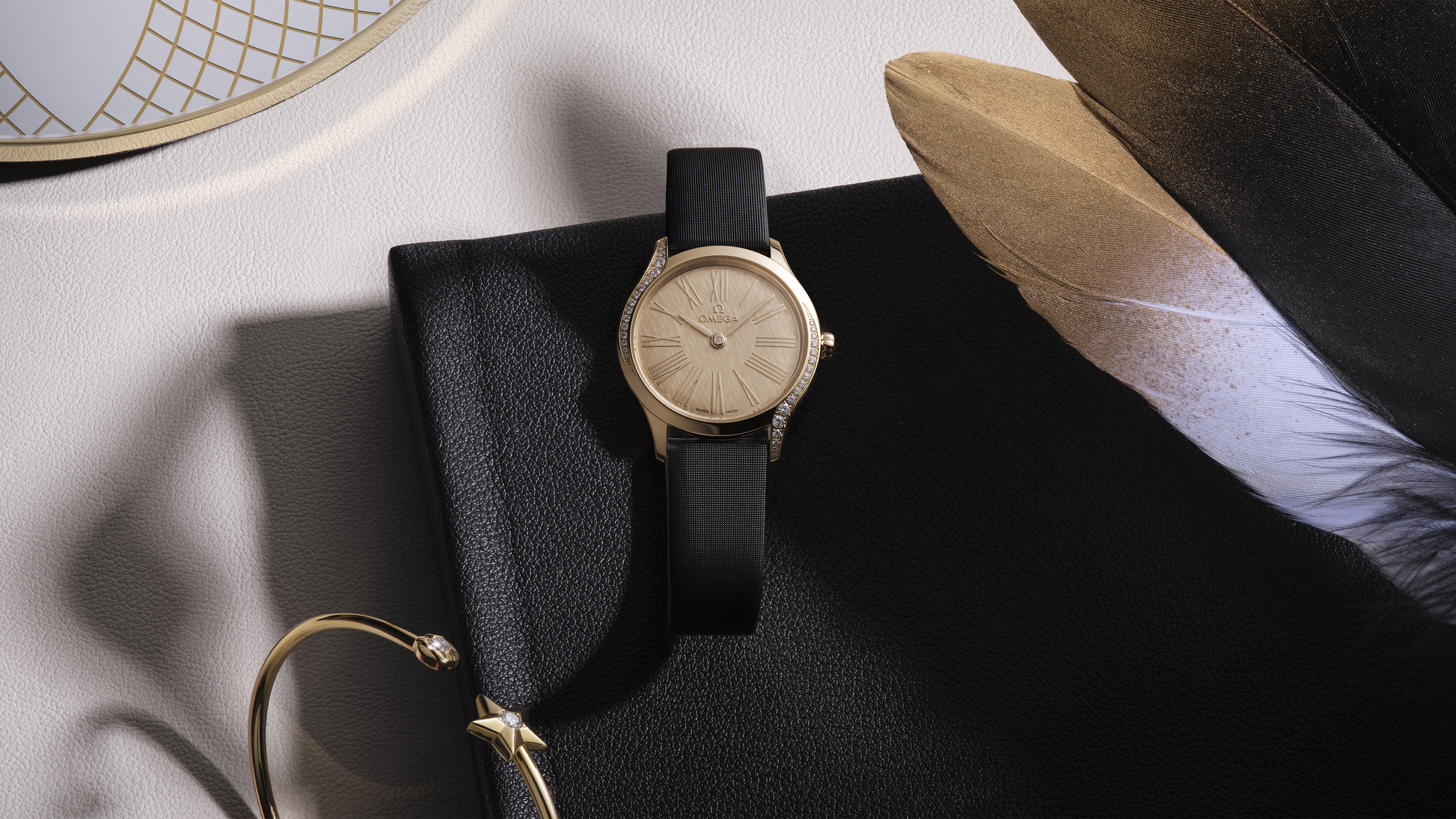 De Ville Mini Trésor 26 mm, Moonshine™ gold on fabric strap